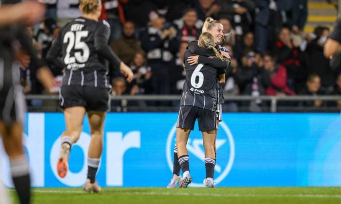 DEU, Frankfurt, Eintracht Frankfurt vs 1. FC Slovacko, UEFA Womenʼs Europa Cup, UEFA, Saison 2526, Stadion am Bretanobad, Playoffs, Hinspiel im Bild: Nina Lührßen (Eintracht Frankfurt 11) erzielt das Tor zum 3:0, Elisa Senß (Eintracht Frankfurt 6), Jubel DFB DFL REGULATIONS PROHIBIT ANY USE OF PHOTOGRAPHS AS IMAGE SEQUENCES AND OR QUASI-VIDEO, 08.10.2025 Copyright: HMBxMedia HendrikxHamelau