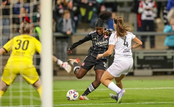 DEU, Frankfurt, Eintracht Frankfurt vs 1. FC Slovacko, UEFA Womenʼs Europa Cup, UEFA, Saison 2526, Stadion am Bretanobad, Playoffs, Hinspiel im Bild v.l.n.r: Nicole Anyomi (Eintracht Frankfurt 19), Terezie Ohlidalova (1.FC Slovacko 4) DFB DFL REGULATIONS PROHIBIT ANY USE OF PHOTOGRAPHS AS IMAGE SEQUENCES AND OR QUASI-VIDEO, 08.10.2025 Copyright: HMBxMedia HendrikxHamelau