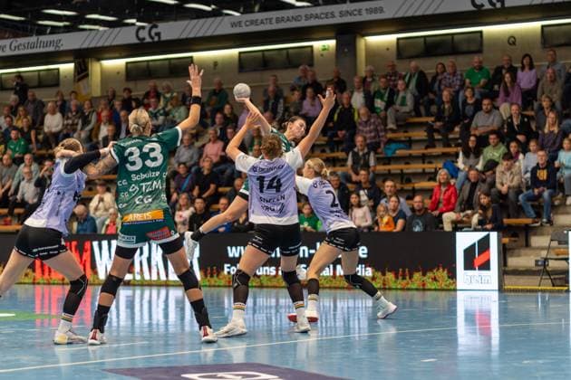Haruno Sasaki (Frisch Auf Goeppingen, 32), Marie Steffen (VfL Oldenburg, 14) und Lisa Borutta (VfL Oldenburg, 02), Frisch Auf Goeppingen Frauen vs. VfL Oldenburg, Handball, Bundesliga, 08. Spieltag, Saison 2025 2026, 08.10.2025, Frisch Auf Goeppingen Frauen vs. VfL Oldenburg, Handball, Bundesliga, 08. Spieltag, Saison 2025 2026, 08.10.2025 Goeppingen Copyright: xEibner-Pressefoto MaxxVogelx EP_MVL