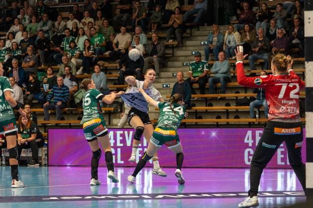 Toni-Luisa Reinemann (VfL Oldenburg, 04), Frisch Auf Goeppingen Frauen vs. VfL Oldenburg, Handball, Bundesliga, 08. Spieltag, Saison 2025 2026, 08.10.2025, Frisch Auf Goeppingen Frauen vs. VfL Oldenburg, Handball, Bundesliga, 08. Spieltag, Saison 2025 2026, 08.10.2025 Goeppingen Copyright: xEibner-Pressefoto MaxxVogelx EP_MVL