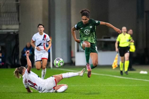 Cora Zicai (VfL Wolfsburg, 28) im Zweikampf mit Jackie Groenen (Paris Saint Germain, 14), GER, VfL Wolfsburg (WOB) vs Paris Saint Germain (PSG), Fussball Uefa Womens Champions League, Ligaphase, 1. Spieltag, Saison 2025 2026, 08.10.2025 GER, VfL Wolfsburg vs Paris Saint Germain, Fussball Uefa Womens Champions League, Ligaphase, 1. Spieltag, Saison 2025 2026, 08.10.2025 Wolfsburg Copyright: xEibner-Pressefoto Memmlerx EP_MMR