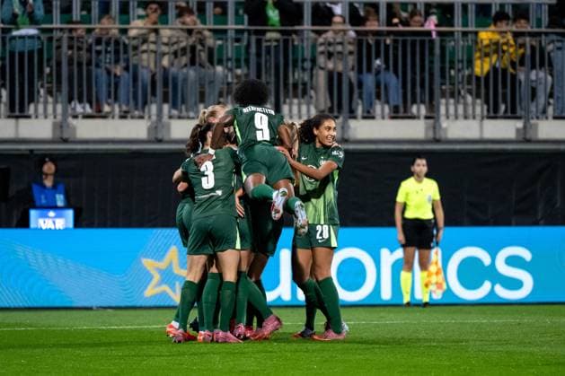 Caitlin Dijkstra (VfL Wolfsburg, 03), Lineth Beerensteyn (VfL Wolfsburg, 09), Cora Zicai (VfL Wolfsburg, 28) und Team jubeln ueber das Tor zum 1:0 durch Alexandra Popp (VfL Wolfsburg, 11), GER, VfL Wolfsburg (WOB) vs Paris Saint Germain (PSG), Fussball Uefa Womens Champions League, Ligaphase, 1. Spieltag, Saison 2025 2026, 08.10.2025 GER, VfL Wolfsburg vs Paris Saint Germain, Fussball Uefa Womens Champions League, Ligaphase, 1. Spieltag, Saison 2025 2026, 08.10.2025 Wolfsburg Copyright: xEibner-Pressefoto Memmlerx EP_MMR