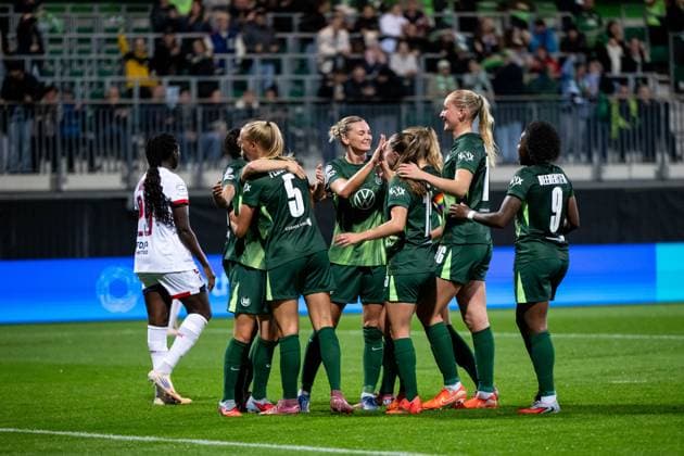 Ella Peddemors (VfL Wolfsburg, 05), Alexandra Popp (VfL Wolfsburg, 11), Janou Levels (VfL Wolfsburg, 15), Camilla Kuever (VfL Wolfsburg, 16), Lineth Beerensteyn (VfL Wolfsburg, 09) und Team jubeln ueber das Tor zum 2:0, GER, VfL Wolfsburg (WOB) vs Paris Saint Germain (PSG), Fussball Uefa Womens Champions League, Ligaphase, 1. Spieltag, Saison 2025 2026, 08.10.2025 GER, VfL Wolfsburg vs Paris Saint Germain, Fussball Uefa Womens Champions League, Ligaphase, 1. Spieltag, Saison 2025 2026, 08.10.2025 Wolfsburg Copyright: xEibner-Pressefoto Memmlerx EP_MMR