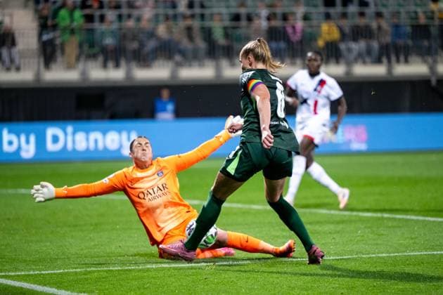 Janina Minge (VfL Wolfsburg, 06) im Zweikampf mit Mary Earps (Paris Saint Germain, 27), GER, VfL Wolfsburg (WOB) vs Paris Saint Germain (PSG), Fussball Uefa Womens Champions League, Ligaphase, 1. Spieltag, Saison 2025 2026, 08.10.2025 GER, VfL Wolfsburg vs Paris Saint Germain, Fussball Uefa Womens Champions League, Ligaphase, 1. Spieltag, Saison 2025 2026, 08.10.2025 Wolfsburg Copyright: xEibner-Pressefoto Memmlerx EP_MMR