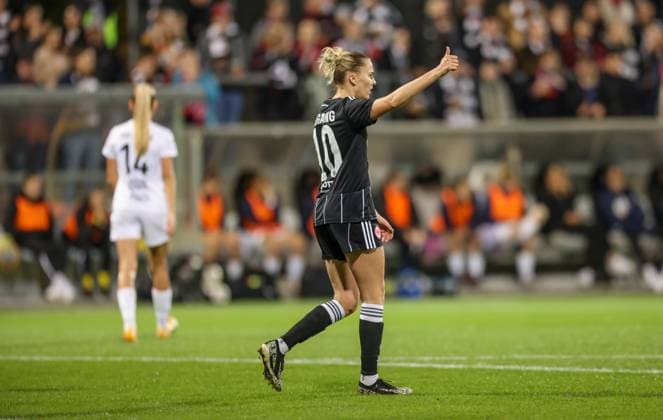 DEU, Frankfurt, Eintracht Frankfurt vs 1. FC Slovacko, UEFA Womenʼs Europa Cup, UEFA, Saison 2526, Stadion am Bretanobad, Playoffs, Hinspiel im Bild: Laura Freigang (Eintracht Frankfurt 10), Daumen hoch DFB DFL REGULATIONS PROHIBIT ANY USE OF PHOTOGRAPHS AS IMAGE SEQUENCES AND OR QUASI-VIDEO, 08.10.2025 Copyright: HMBxMedia HendrikxHamelau