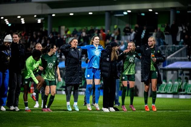Caitlin Dijkstra (VfL Wolfsburg, 03), Martina Tufekovic (VfL Wolfsburg, 21), Stina Johannes (VfL Wolfsburg, 01), Janina Minge (VfL Wolfsburg, 06), Camilla Kuever (VfL Wolfsburg, 16) und Team jubeln ueber den Sieg und bedanken sich bei den Fans, GER, VfL Wolfsburg (WOB) vs Paris Saint Germain (PSG), Fussball Uefa Womens Champions League, Ligaphase, 1. Spieltag, Saison 2025 2026, 08.10.2025 GER, VfL Wolfsburg vs Paris Saint Germain, Fussball Uefa Womens Champions League, Ligaphase, 1. Spieltag, Saison 2025 2026, 08.10.2025 Wolfsburg Copyright: xEibner-Pressefoto Memmlerx EP_MMR