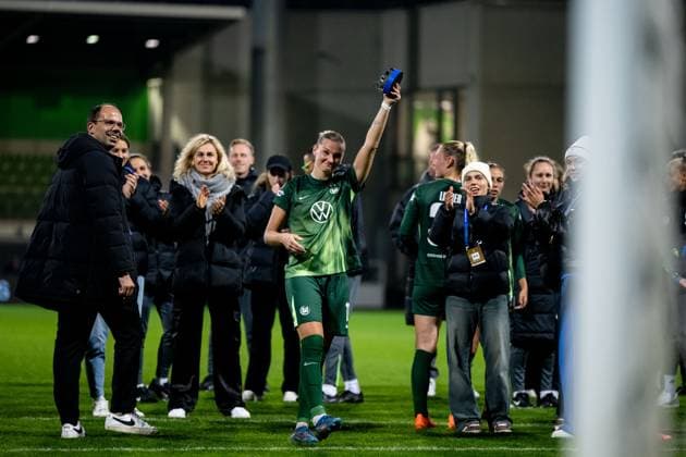 Alexandra Popp (VfL Wolfsburg, 11) jubelt ueber den Sieg mit dem Player of the Match Award, daneben Lena Lattwein (VfL Wolfsburg, 08), Dirk Zilles (VfL Wolfsburg, Pressesprecher), GER, VfL Wolfsburg (WOB) vs Paris Saint Germain (PSG), Fussball Uefa Womens Champions League, Ligaphase, 1. Spieltag, Saison 2025 2026, 08.10.2025 GER, VfL Wolfsburg vs Paris Saint Germain, Fussball Uefa Womens Champions League, Ligaphase, 1. Spieltag, Saison 2025 2026, 08.10.2025 Wolfsburg Copyright: xEibner-Pressefoto Memmlerx EP_MMR