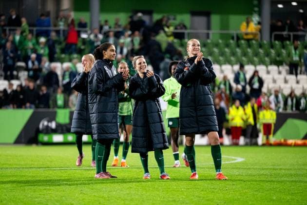 Cora Zicai (VfL Wolfsburg, 28), Svenja Huth (VfL Wolfsburg, 10), Camilla Kuever (VfL Wolfsburg, 16) und Team jubeln ueber den Sieg und bedanken sich bei den Fans, GER, VfL Wolfsburg (WOB) vs Paris Saint Germain (PSG), Fussball Uefa Womens Champions League, Ligaphase, 1. Spieltag, Saison 2025 2026, 08.10.2025 GER, VfL Wolfsburg vs Paris Saint Germain, Fussball Uefa Womens Champions League, Ligaphase, 1. Spieltag, Saison 2025 2026, 08.10.2025 Wolfsburg Copyright: xEibner-Pressefoto Memmlerx EP_MMR