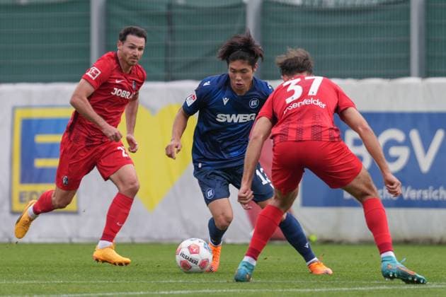 Shio Fukuda (Karlsruher SC, 13) im Zweikampf mit Max Rosenfelder (SC Freiburg, 37) , Fussball, Testspiel, SC Freiburg vs. Karlsruher SC, 09.10.2025, Testspiel, Europa-Park Stadion, Freiburg, Deutschland Freiburg Europa-Park Stadion Baden-Wuerttemberg Deutschland Copyright: xArnexAmbergx