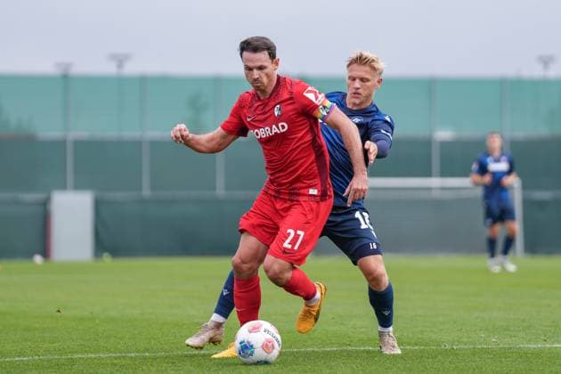 Nicolas Höfler Nicolas Hoefler (SC Freiburg, 27) im Zweikampf mit Andreas Müller Andreas Mueller (Karlsruher SC, 16) , Fussball, Testspiel, SC Freiburg vs. Karlsruher SC, 09.10.2025, Testspiel, Europa-Park Stadion, Freiburg, Deutschland Freiburg Europa-Park Stadion Baden-Wuerttemberg Deutschland Copyright: xArnexAmbergx