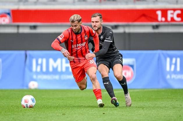 Heidenheim, Deutschland, 09.10.25: Niklas Dorsch (1. FC Heidenheim 1846) und Dennis Srbeny (SpVgg Greuther Fürth) im Zweikampf waehrend des Freundschaftsspiel zwischen dem 1.FC Heidenheim vs SpVgg Greuther Fürth im Voith Arena am 09. Oktober 2025 in Heidenheim, Deutschland. (Foto von Harry Langer DeFodi Images) Voth Arena, Germany, 09.10.25: Niklas Dorsch (1. FC Heidenheim 1846) und Dennis Srbeny (SpVgg Greuther Fürth) battle for the ball during the Friendly match between 1.FC Heidenheim vs SpVgg Greuther Fürth at Heidenheim on October 9, 2025 in Voth Arena, Germany. (Photo by Harry Langer DeFodi Images) DFB DFL REGULATIONS PROHIBIT ANY USE OF PHOTOGRAPHS AS IMAGE SEQUENCES AND OR QUASI-VIDEO. (Photo by Harry Langer DeFodi Images) DFB DFL REGULATIONS PROHIBIT ANY USE OF PHOTOGRAPHS AS IMAGE SEQUENCES AND OR QUASI-VIDEO. Heidenheim, Germany, 09 10 25 Niklas Dorsch 1 FC Heidenheim 1846 and Dennis Srbeny SpVgg Greuther Fürth in a duel during the friendly match between 1 FC Heidenheim vs SpVgg Greuther Fürth at the Voith Arena on October 09, 2025 in Heidenheim, Germany Photo by Harry Langer DeFodi Images Voth Arena, Germany, 09 10 25 Niklas Dorsch 1 FC Heidenheim 1846 and Dennis Srbeny SpVgg Greuther Fürth battle for the ball during the Friendly match between 1 FC Heidenheim vs SpVgg Greuther Fürth at Heidenheim on October 9, 2025 in Voth Arena, Germany Photo by Harry Langer DeFodi Images DFB DFL REGULATIONS PROHIBIT ANY USE OF PHOTOGRAPHS AS IMAGE SEQUENCES AND OR QUASI VIDEO Photo by Harry Langer DeFodi Images DFB DFL REGULATIONS PROHIBIT ANY USE OF PHOTOGRAPHS AS IMAGE SEQUENCES AND OR QUASI VIDEO