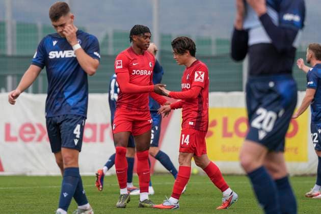 Junior Adamu (SC Freiburg, 20) und Yuito Suzuki (SC Freiburg, 14) Torjubel, Emotionen, Torschuss, Abschluss, Torerfolg, Tor, Treffer , Fussball, Testspiel, SC Freiburg vs. Karlsruher SC, 09.10.2025, Testspiel, Europa-Park Stadion, Freiburg, Deutschland Freiburg Europa-Park Stadion Baden-Wuerttemberg Deutschland Copyright: xArnexAmbergx