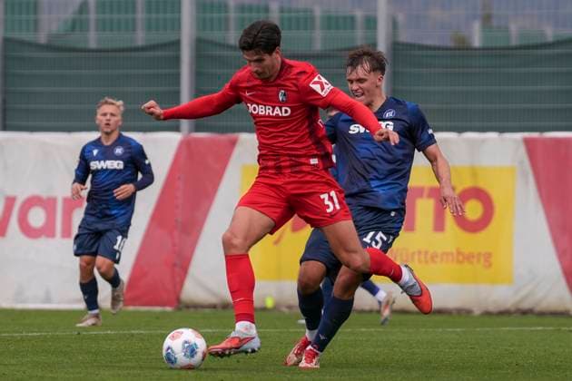 Igor Matanovic (SC Freiburg, 31) im Zweikampf mit Paul Scholl (Karlsruher SC, 15) , Fussball, Testspiel, SC Freiburg vs. Karlsruher SC, 09.10.2025, Testspiel, Europa-Park Stadion, Freiburg, Deutschland Freiburg Europa-Park Stadion Baden-Wuerttemberg Deutschland Copyright: xArnexAmbergx