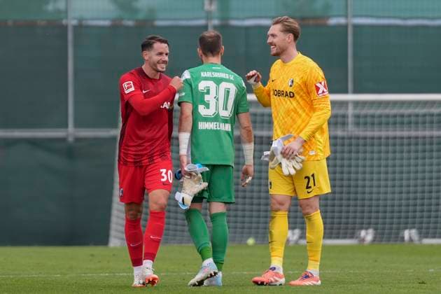 Christian Günter Christian Guenter (SC Freiburg, 30), Robin Himmelmann (Karlsruher SC, 30) und Florian Müller Florian Mueller (SC Freiburg, 21) , Fussball, Testspiel, SC Freiburg vs. Karlsruher SC, 09.10.2025, Testspiel, Europa-Park Stadion, Freiburg, Deutschland Freiburg Europa-Park Stadion Baden-Wuerttemberg Deutschland Copyright: xArnexAmbergx