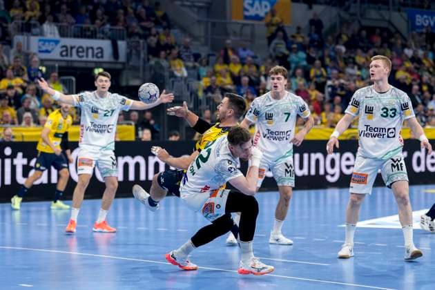 v.li.: Jannik Kohlbacher (RNL, 80), Erik Persson (Göppingen, 22), Zweikampf, Spielszene, Duell, duel, tackle, tackling, Dynamik, Action, Aktion, 09.10.2025, Mannheim (Deutschland), Handball, Bundesliga, Rhein-Neckar Löwen - Frisch Auf Göppingen