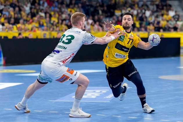 v.li.: Ymir Örn Gislason (Göppingen, 33), Dani Baijens (RNL, 77), Zweikampf, Spielszene, Duell, duel, tackle, tackling, Dynamik, Action, Aktion, 09.10.2025, Mannheim (Deutschland), Handball, Bundesliga, Rhein-Neckar Löwen - Frisch Auf Göppingen