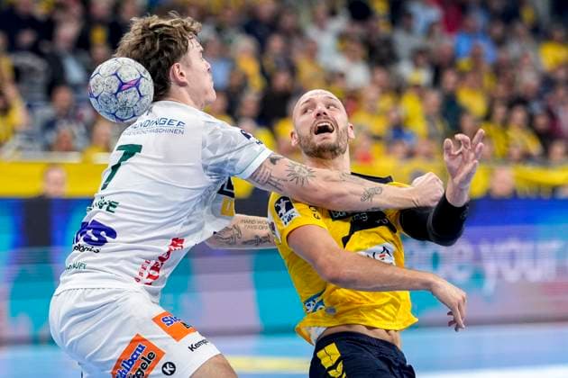 v.li.: Victor Klöve (Göppingen, 7), Lukas Sandell (RNL, 11), Zweikampf, Spielszene, Duell, duel, tackle, tackling, Dynamik, Action, Aktion, 09.10.2025, Mannheim (Deutschland), Handball, Bundesliga, Rhein-Neckar Löwen - Frisch Auf Göppingen