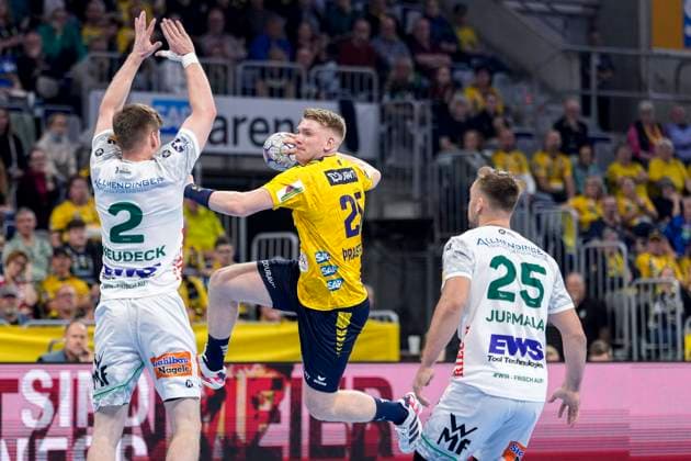 v.li.: Oskar Neudeck (Göppingen, 2), Haukur Thrastarson (RNL, 25), Ludvig Jurmala Aström (Göppingen, 25), beim Sprungwurf, Wurf, Torwurf, Action, Aktion, Spielszene, 09.10.2025, Mannheim (Deutschland), Handball, Bundesliga, Rhein-Neckar Löwen - Frisch Auf Göppingen