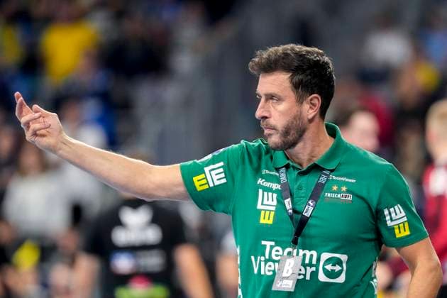 Benjamin Matschke (Ben Matschke, Trainer, Cheftrainer, Göppingen), gibt Anweisungen, gestikuliert, mit den Armen gestikulieren, Einzelbild, Einzelfoto, Aktion, Action, 09.10.2025, Mannheim (Deutschland), Handball, Bundesliga, Rhein-Neckar Löwen - Frisch Auf Göppingen