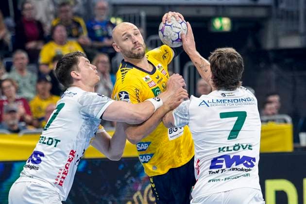 v.li.: Oskar Sunnefeldt (Göppingen, 27), Lukas Sandell (RNL, 11), Victor Klöve (Göppingen, 7), Zweikampf, Spielszene, Duell, duel, tackle, tackling, Dynamik, Action, Aktion, 09.10.2025, Mannheim (Deutschland), Handball, Bundesliga, Rhein-Neckar Löwen - Frisch Auf Göppingen