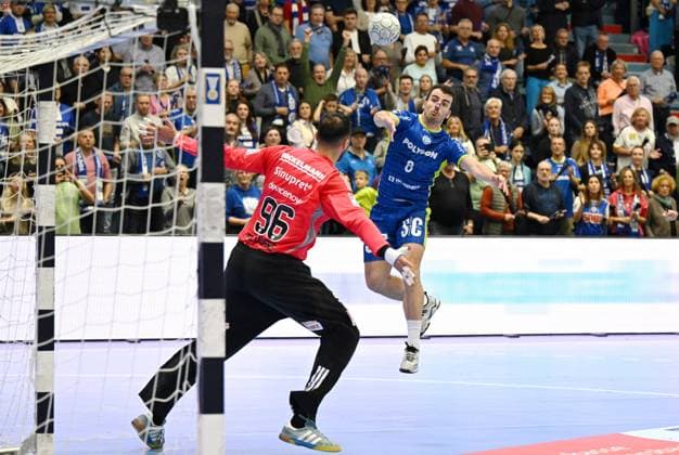 Milos Vujovic (VfL Gummersbach 6) ueberlistet Khalifa Ghedbane (HC Erlangen 96) GER, VfL Gummersbach vs. HC Erlangen, Handball, Daikin 1. Bundesliga, 8. Spieltag, Spielzeit 2025-2026, Schwalbe Arena Gummersbach, 09.10.2025 GER, VfL Gummersbach vs. HC Erlangen, Handball, Daikin 1. Bundesliga, 8. Spieltag, Spielzeit 2025-2026, Schwalbe Arena Gummersbach, 09.10.2025 Gummersbach Copyright: xEibner-Pressefoto JuergenxAugstx EP_JAT