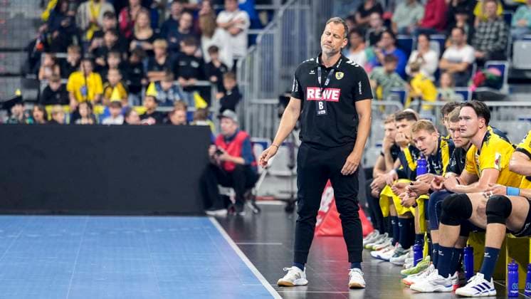 Maik Machulla (Trainer, Cheftrainer, RNL), Freisteller, Ganzkörper, Einzelbild, Einzelfoto, Aktion, Action, enttäuscht schauend, Enttäuschung, Frustration, disappointed, pessimistisch, am Spielfeldrand, an der Seitenauslinie, 09.10.2025, Mannheim (Deutschland), Handball, Bundesliga, Rhein-Neckar Löwen - Frisch Auf Göppingen