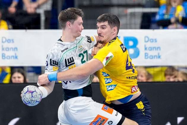 v.li.: Oskar Sunnefeldt (Göppingen, 27), Halil Jaganjac (RNL, 45), Zweikampf, Spielszene, Duell, duel, tackle, tackling, Dynamik, Action, Aktion, 09.10.2025, Mannheim (Deutschland), Handball, Bundesliga, Rhein-Neckar Löwen - Frisch Auf Göppingen