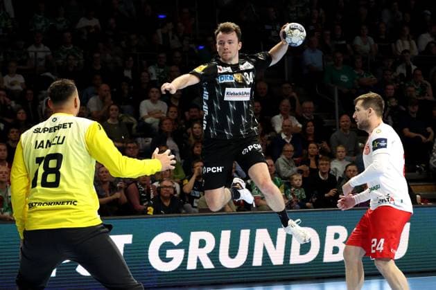 DEU, EHF Champions League, Fuechse Berlin vs. DINAMO BUCURESTI, 09.10.2025, Max-Schmeling-Halle, Berlin, DEU, EHF Champions League, Fuechse Berlin vs. DINAMO BUCURESTI, im Bild Hakun West av Teigum (Fuechse Berlin 34), Iancu, IONUT CIPRIAN (DINAMO BUCURESTI 18), Negru Nicusor Andrei (DINAMO BUCURESTI 24)
