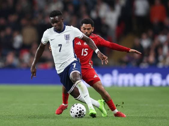 London, England, 9th October 2025. Bukayo Saka of England challenged by Jay Dasilva of Wales during the England vs Wales International Friendly, Länderspiel, Nationalmannschaft match at Wembley Stadium, London. Picture credit should read: Paul Terry Sportimage EDITORIAL USE ONLY. No use with unauthorised audio, video, data, fixture lists, club league logos or live services. Online in-match use limited to 120 images, no video emulation. No use in betting, games or single club league player publications. SPI_029_PT_Eng_Wal SPI-4207-0069