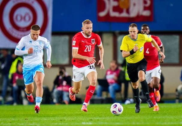 SOCCER - FIFA WC quali, AUT vs SMR VIENNA,AUSTRIA,09.OCT.25 - SOCCER - FIFA World Cup, WM, Weltmeisterschaft, Fussball 2026, European Qualifiers, group stage, OEFB international match, Länderspiel, Nationalmannschaft Austria vs San Marino. Image shows Samuele Zannoni (SMR), Konrad Laimer (AUT) and referee Yigal Frid (ISR). GEPAxpictures xEdgarxEisner