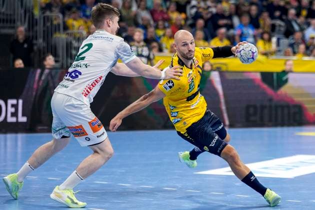 v.li.: Oskar Neudeck (Göppingen, 2), Lukas Sandell (RNL, 11), Zweikampf, Spielszene, Duell, duel, tackle, tackling, Dynamik, Action, Aktion, 09.10.2025, Mannheim (Deutschland), Handball, Bundesliga, Rhein-Neckar Löwen - Frisch Auf Göppingen