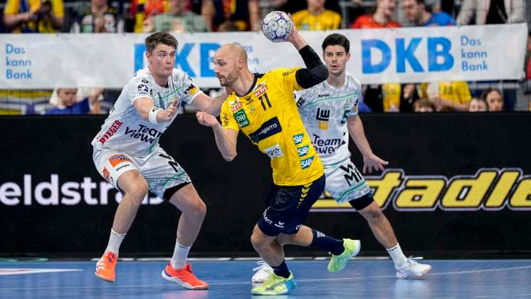v.li.: Oskar Sunnefeldt (Göppingen, 27), Lukas Sandell (RNL, 11), Rutger Ten Velde (Göppingen, 5), Zweikampf, Spielszene, Duell, duel, tackle, tackling, Dynamik, Action, Aktion, 09.10.2025, Mannheim (Deutschland), Handball, Bundesliga, Rhein-Neckar Löwen - Frisch Auf Göppingen