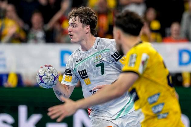 v.li.: Victor Klöve (Göppingen, 7), Patrick Groetzki (RNL, 24), Aktion, Action, Spielszene, 09.10.2025, Mannheim (Deutschland), Handball, Bundesliga, Rhein-Neckar Löwen - Frisch Auf Göppingen
