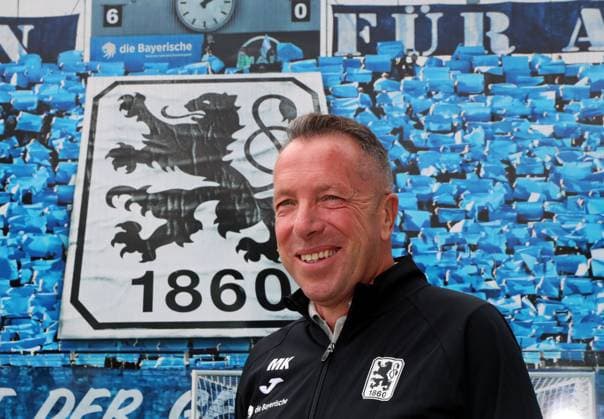 Fussball, Herren, 3.Liga, Saison 2025 2026, TSV 1860 München, Pressekonferenz, Vorstellung Markus Kauczinski, Trainer Hier im Bild Markus Kauczinski, Trainer (TSV 1860 München) bei seiner Vorstellung auf einer Presskonferenz, Kopf, Portrait, lächelnd
