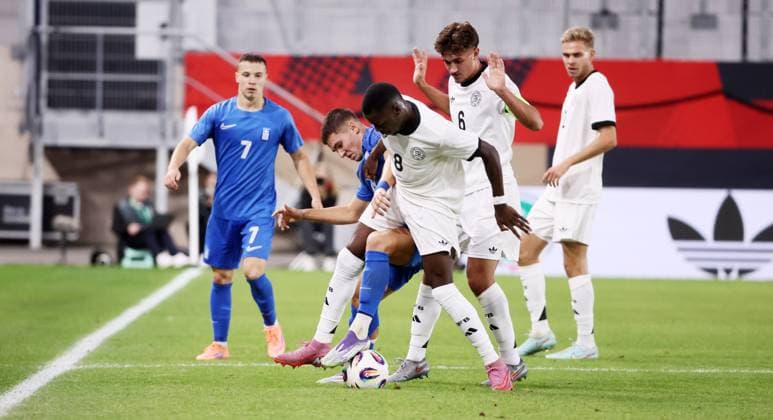 Deutschland - Griechenland U21, U 21 EM Qualifikation Jena, 10.10.2025, Ernst-Abbe-Sportfeld, Fußball, Länderspiel , U 21 Junioren EM-Qualifikation , Deutschland vs. Griechenland , Im Bild von vorn: Noel Aseko ( 8, Deutschland), Dimitrios Kaloskamis ( 10, Griechenland), Tom Bischof ( 6, Deutschland). , Nur für journalistische Zwecke! For editorial use only! DFB UEFA regulations prohibit any use of photographs as image sequences and or quasi-video. ,