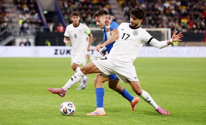 Deutschland - Griechenland U21, U 21 EM Qualifikation Jena, 10.10.2025, Ernst-Abbe-Sportfeld, Fußball, Länderspiel , U 21 Junioren EM-Qualifikation , Deutschland vs. Griechenland , Im Bild von vorn: Muhammed Damar ( 17, Deutschland), Stefanos Tzimas ( 9, Griechenland). , Nur für journalistische Zwecke! For editorial use only! DFB UEFA regulations prohibit any use of photographs as image sequences and or quasi-video. ,