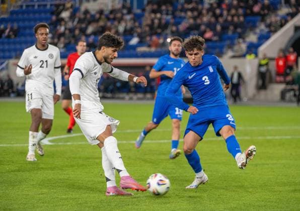Fußball, Nachwuchs, Saison 2025 26, U21, U 21 EM-Qualifikation (Gruppe F 4. Spieltag) in Jena Deutschland - Griechenland, v. l. Assan Ouedraogo (U21, Deutschland), Muhammed Damar (U21, Deutschland) erzielt das Tor zum 1:2 gegen Noa Tzeims Alen (U21, Griechenland), 10.10. 2025, Copyright: xMatthiasxKochx