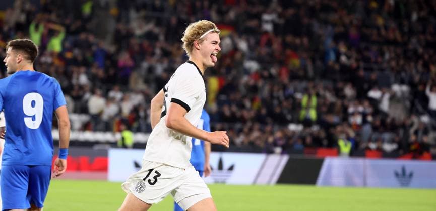 Deutschland - Griechenland U21, U 21 EM Qualifikation Jena, 10.10.2025, Ernst-Abbe-Sportfeld, Fußball, Länderspiel , U 21 Junioren EM-Qualifikation , Deutschland vs. Griechenland , Im Bild: Tor für Deutschland. Tom Alexander Rothe ( 13, Deutschland) trifft perKopf zum 2:2 und jubelt. , Nur für journalistische Zwecke! For editorial use only! DFB UEFA regulations prohibit any use of photographs as image sequences and or quasi-video. ,