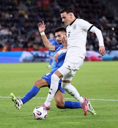 Deutschland - Griechenland U21, U 21 EM Qualifikation Jena, 10.10.2025, Ernst-Abbe-Sportfeld, Fußball, Länderspiel , U 21 Junioren EM-Qualifikation , Deutschland vs. Griechenland , Im Bild von links: Alexios Kalogeropoulos ( 4, Griechenland), Said El Mala ( 7, Deutschland). , Nur für journalistische Zwecke! For editorial use only! DFB UEFA regulations prohibit any use of photographs as image sequences and or quasi-video. ,