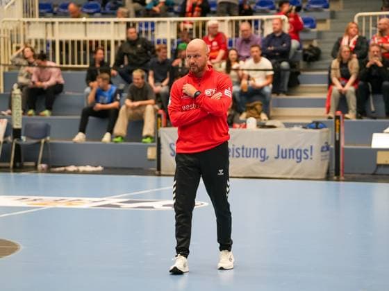 Michael Hegemann (TuSEM Essen, Trainer) konzentriert vor Spielbeginn TuSEM Essen vs. TV Grosswallstadt, Handball, 2. Bundesliga, 7. Spieltag, Saison 2025 2026, 10.10.2025 TuSEM Essen vs. TV Grosswallstadt, Handball, 2. Bundesliga, 7. Spieltag, Saison 2025 2026, 10.10.2025 Essen Copyright: xEibner-Pressefoto DamianxKruczynx EP_DKI