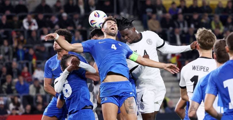 Deutschland - Griechenland U21, U 21 EM Qualifikation Jena, 10.10.2025, Ernst-Abbe-Sportfeld, Fußball, Länderspiel , U 21 Junioren EM-Qualifikation , Deutschland vs. Griechenland , Im Bild von links: Alexios Kalogeropoulos ( 4, Griechenland), Hendry Blank ( 4, Deutschland). , Nur für journalistische Zwecke! For editorial use only! DFB UEFA regulations prohibit any use of photographs as image sequences and or quasi-video. ,