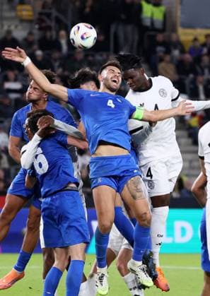 Deutschland - Griechenland U21, U 21 EM Qualifikation Jena, 10.10.2025, Ernst-Abbe-Sportfeld, Fußball, Länderspiel , U 21 Junioren EM-Qualifikation , Deutschland vs. Griechenland , Im Bild von links: Alexios Kalogeropoulos ( 4, Griechenland), Hendry Blank ( 4, Deutschland). , Nur für journalistische Zwecke! For editorial use only! DFB UEFA regulations prohibit any use of photographs as image sequences and or quasi-video. ,