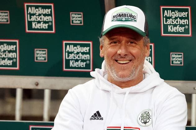 10.10.2025, xrekx, Fussball Regionalliga Suedwest, FC Homburg - FSV Frankfurt v.l. Roland Seitz Trainer (FC 08 Homburg) vor dem Spiel lacht, laechelt, positiv, zufrieden, laughs, smiles, positive, satisfied (DFL DFB REGULATIONS PROHIBIT ANY USE OF PHOTOGRAPHS as IMAGE SEQUENCES and or QUASI-VIDEO) Homburg