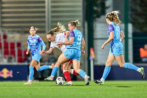 10.10.2025, GER, Frauenfußball, BL, 2025 2026, RB Leipzig - SGS Essen Lou-Ann Joly (6, RB Leipzig, li.), Ramona Maier (9, SGS Essen), Aktion, Zweikampf um Ball Leipzig Trainingszentrum der Roten Bulle Sachsen Deutschland