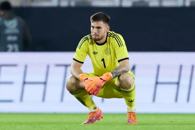 Torhueter Dennis Seimen (Germany) schaut enttaeuscht, UEFA Under21 Championship 2027 - Qualification Group F, Germany U21, U 21 vs Greece U21, ad hoc arena im Ernst-Abbe Sportfeld am 10. October 2025 in Jena, Deutschland. (Foto von Marco Steinbrenner DeFodi Images) Torhueter Dennis Seimen (Germany) looks dejected, UEFA Under21 Championship 2027 - Qualification Group F, Germany U21 vs Greece U21, ad hoc arena im Ernst-Abbe Sportfeld, October 10, 2025 in Jena, Germany. (Photo by Marco Steinbrenner DeFodi Images) Goalkeeper Dennis Seimen Germany looks disappointed, UEFA Under21 Championship 2027 Qualification Group F, Germany U21 vs Greece U21, ad hoc arena at Ernst Abbe Sportfeld on October 10, 2025 in Jena, Germany Photo by Marco Steinbrenner DeFodi Images Goalkeeper Dennis Seimen Germany looks dejected, UEFA Under21 Championship 2027 Qualification Group F, Germany U21 vs Greece U21, ad hoc arena at Ernst Abbe Sportfeld, October 10, 2025 in Jena, Germany Photo by Marco Steinbrenner DeFodi Images