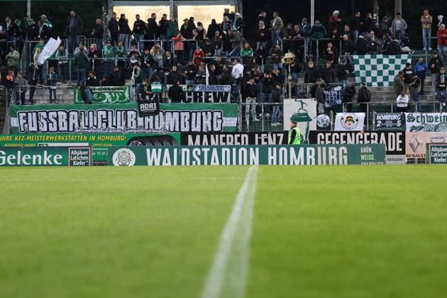 10.10.2025, xrekx, Fussball Regionalliga Suedwest, FC Homburg - FSV Frankfurt v.l. FC Homburg Fans ,Stimmung, Schals, Trikot, Fahne, Banner, Ultras, Zuschauer, Besucher, Choreo, Choreografie, atmosphere, spectators, Visitors (DFL DFB REGULATIONS PROHIBIT ANY USE OF PHOTOGRAPHS as IMAGE SEQUENCES and or QUASI-VIDEO) Homburg