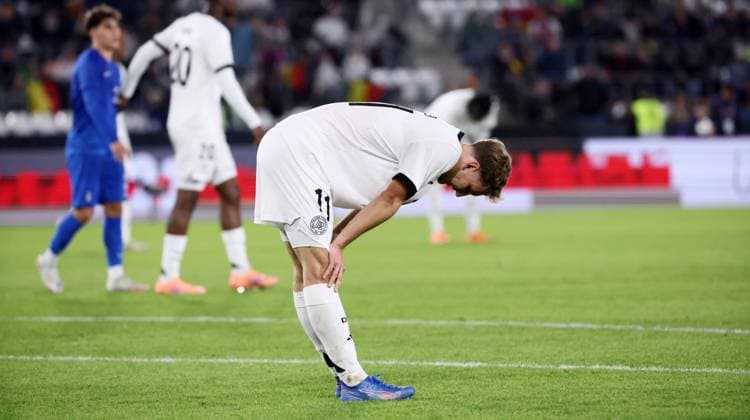 Deutschland - Griechenland U21, U 21 EM Qualifikation Jena, 10.10.2025, Ernst-Abbe-Sportfeld, Fußball, Länderspiel , U 21 Junioren EM-Qualifikation , Deutschland vs. Griechenland 2:3 (0:2) , im Bild: Enttäuschung bei Deutschland U21. Nelson Weiper ( 11, Deutschland). , Nur für journalistische Zwecke! For editorial use only! DFB UEFA regulations prohibit any use of photographs as image sequences and or quasi-video. ,