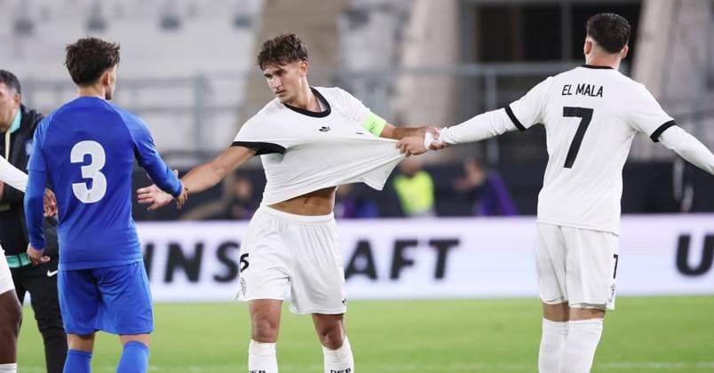 Deutschland - Griechenland U21, U 21 EM Qualifikation Jena, 10.10.2025, Ernst-Abbe-Sportfeld, Fußball, Länderspiel , U 21 Junioren EM-Qualifikation , Deutschland vs. Griechenland 2:3 (0:2) , im Bild: Enttäuschung bei Deutschland U21. Tom Bischof ( 6, Deutschland), Said El Mala ( 7, Deutschland). , Nur für journalistische Zwecke! For editorial use only! DFB UEFA regulations prohibit any use of photographs as image sequences and or quasi-video. ,