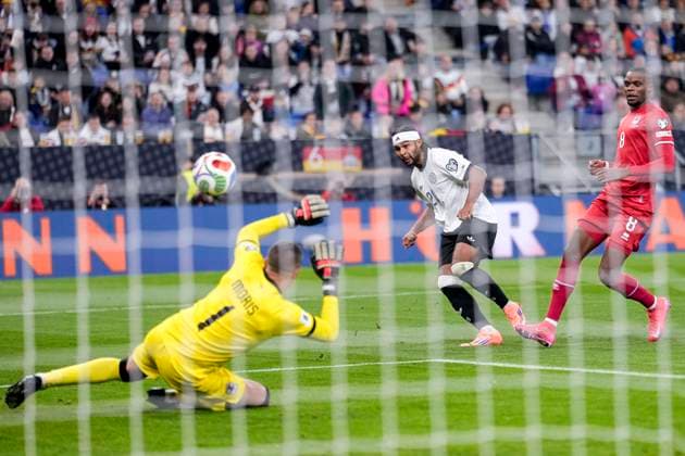 v.li.: Anthony Moris (Torwart, Luxemburg, 1), Torschütze Serge Gnabry (Deutschland, 20), Christopher Martins (Luxemburg, 8), erzielt das Tor zum 3:0, Treffer, Torerfolg, Highlight, Action, Aktion, Spielszene, 10.10.2025, Sinsheim (Deutschland), Fussball, WM-Qualifikation, Deutschland - Luxemburg, THE EVENT REGULATIONS PROHIBIT ANY USE OF PHOTOGRAPHS AS IMAGE SEQUENCES AND OR QUASI-VIDEOS.