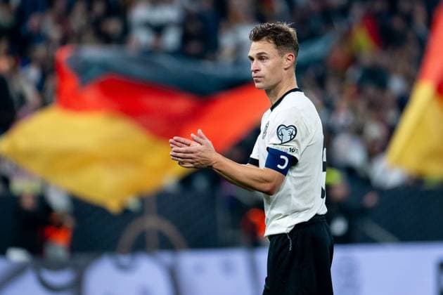 Joshua Kimmich (Deutschland, 06) jubelt ueber den Sieg und bedankt sich applaudierend bei den Fans, dahinter deutsche Fahnen Flaggen, GER, Deutschland vs. Luxemburg, Fussball, Herren, WM-Qualifikation Europa, 7. Spieltag, Spielzeit 2025 2026, 10.10.2025 GER, Deutschland vs. Luxemburg, Fussball, Herren, WM-Qualifikation Europa, 7. Spieltag, Spielzeit 2025 2026, 10.10.2025 Sinsheim Copyright: xEibner-Pressefoto Memmlerx EP_MMR